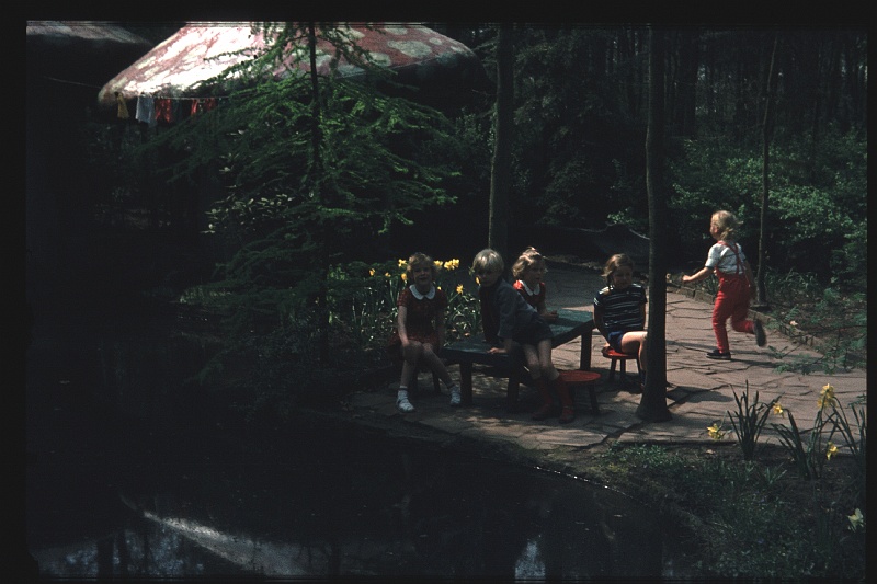 08.Efteling mei 1970 Brigitte,Marion,Peter.JPG